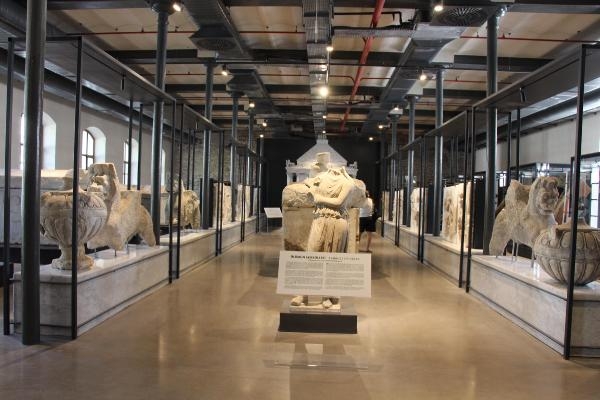 İzmir'in yeni sanat merkezine ziyaretçi akını
