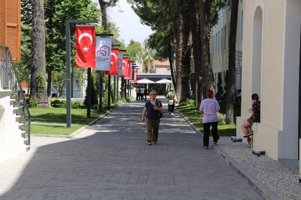 İzmir'in yeni sanat merkezine ziyaretçi akını