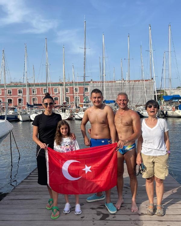 İzmirli yüzücü Tuna tarihe geçti
