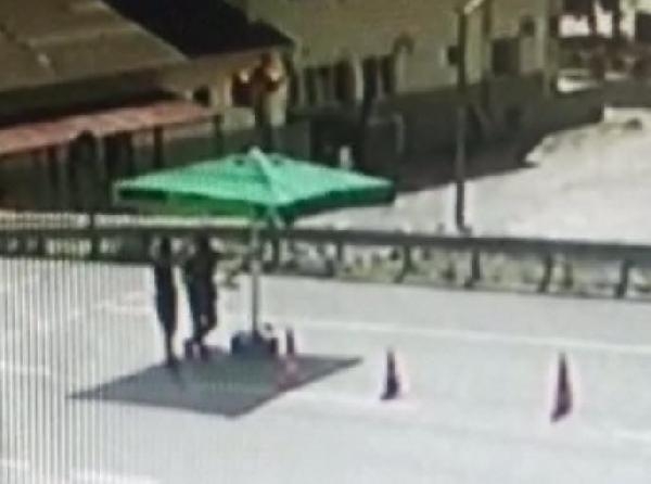 Kamyonet polis kontrol noktasına daldı