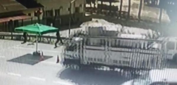 Kamyonet polis kontrol noktasına daldı