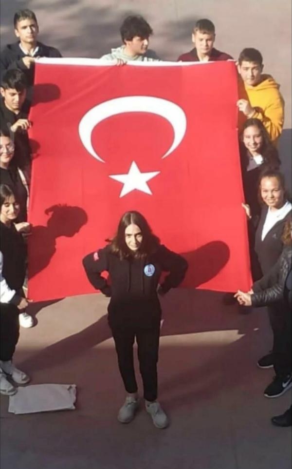 Kırmızı ışıkta geçen otomobil öldürdü