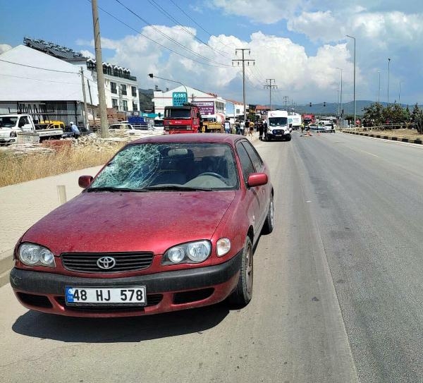 Kırmızı ışıkta geçen otomobil öldürdü