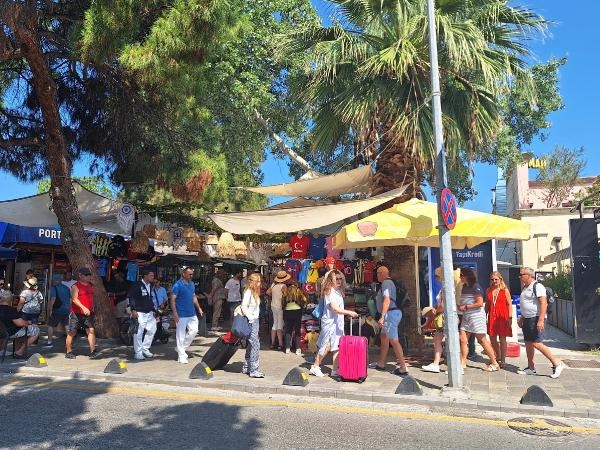 Kuşadası'na bayram kruvaziyer bereketi