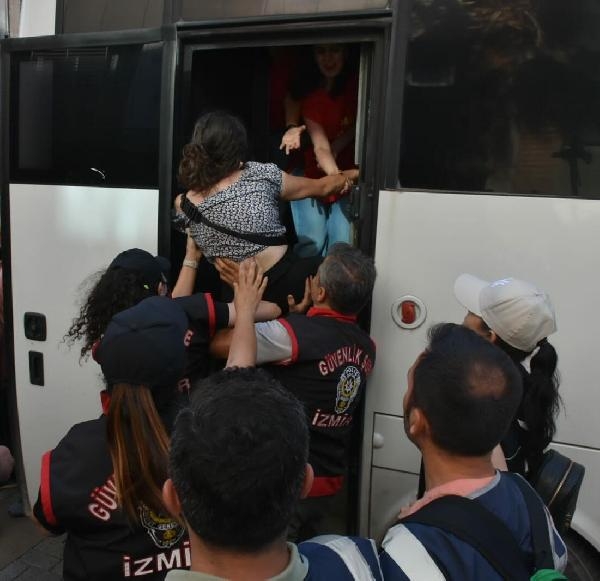 LBGT yürüyüşüne polis müdahale etti