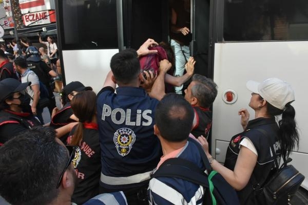 LBGT yürüyüşüne polis müdahale etti