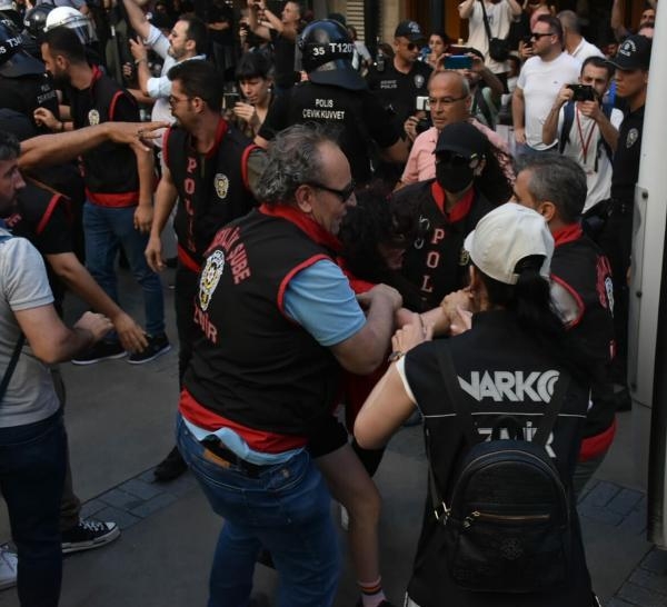 LBGT yürüyüşüne polis müdahale etti