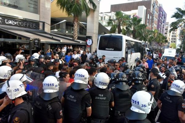 LBGT yürüyüşüne polis müdahale etti
