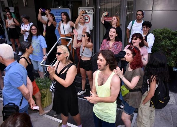 LBGT yürüyüşüne polis müdahale etti