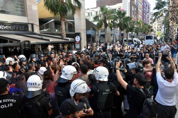 LBGT yürüyüşüne polis müdahale etti