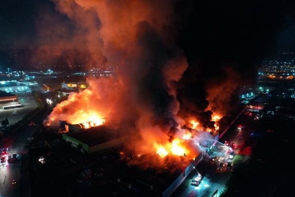 Manisa'da geri dönüşüm tesisi yangını sürüyor