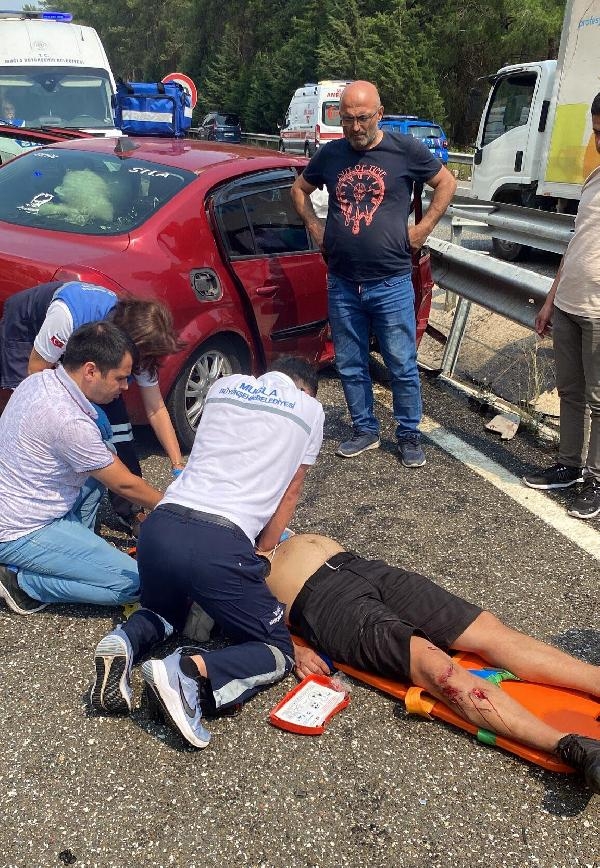 Otomobil yol kenarında park halindeki beton mikserine çarptı; 1 ölü, 1 yaralı