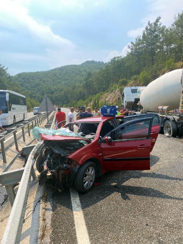 Otomobil yol kenarında park halindeki beton mikserine çarptı; 1 ölü, 1 yaralı