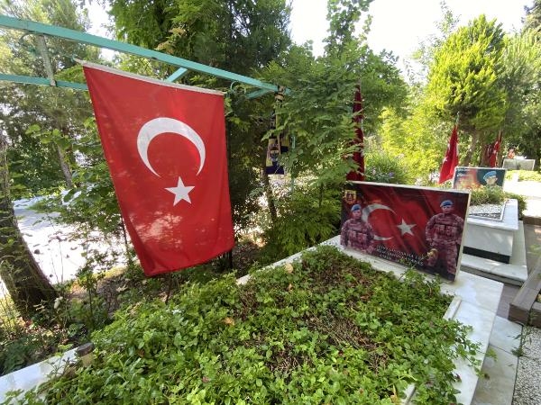 Şehitlikte buruk bayram