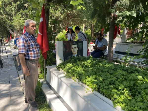 Şehitlikte buruk bayram