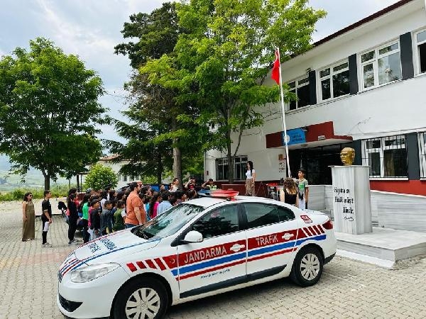 Soma'da jandarmadan öğrencilere trafik eğitimi