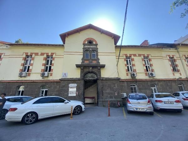 Hastanede rahibelerin kullandığı dikiş makineleri sergileniyor