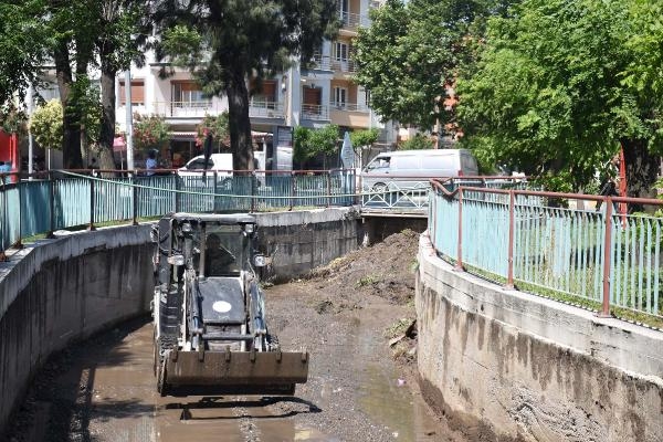 Taşan dereden mobilya, halı ve lastik çıktı