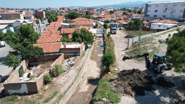 Taşan dereden mobilya, halı ve lastik çıktı