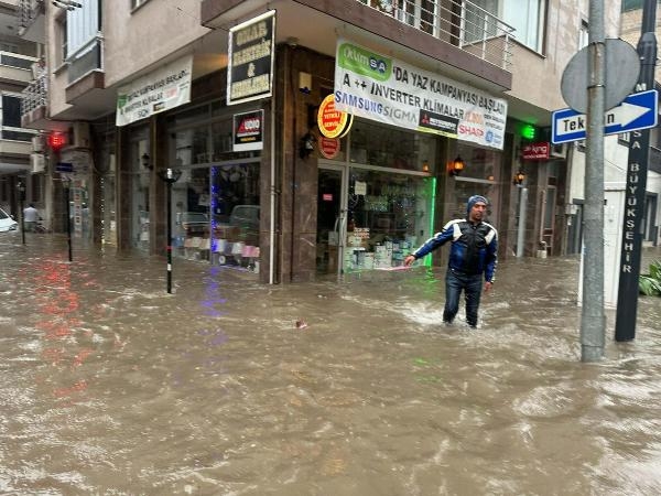 Taşan dereden mobilya, halı ve lastik çıktı