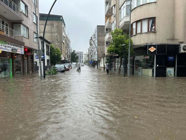 Taşan dereden mobilya, halı ve lastik çıktı
