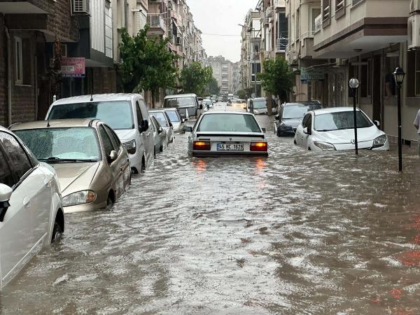 Taşan dereden mobilya, halı ve lastik çıktı