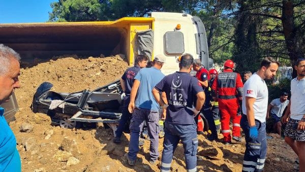 VIP aracın üzerine kamyon devrildi, işadamı hayatını kaybetti