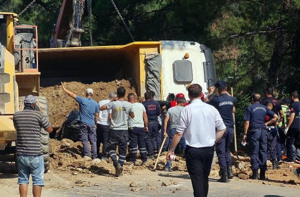VIP aracın üzerine kamyon devrildi, işadamı hayatını kaybetti