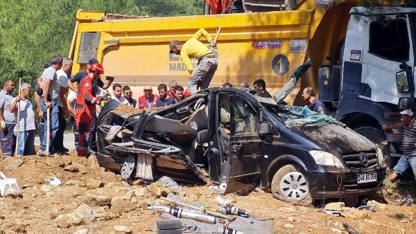 VIP aracın üzerine kamyon devrildi, işadamı hayatını kaybetti