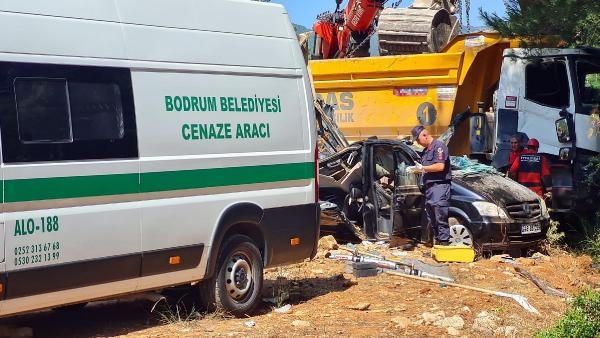 VIP aracın üzerine kamyon devrildi, işadamı hayatını kaybetti