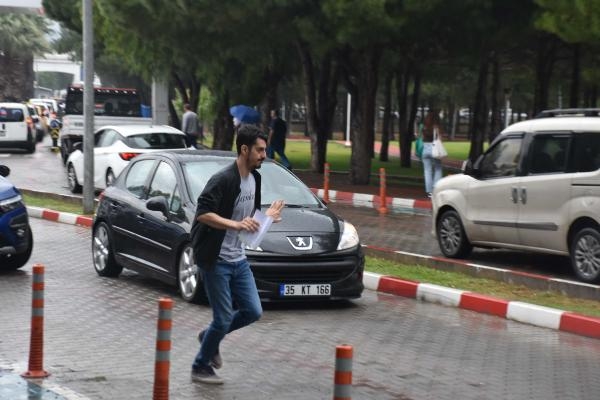 Yağıştan yollar tıkandı, koşarak sınava yetiştiler