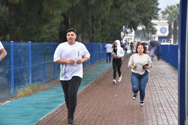 Yağıştan yollar tıkandı, koşarak sınava yetiştiler
