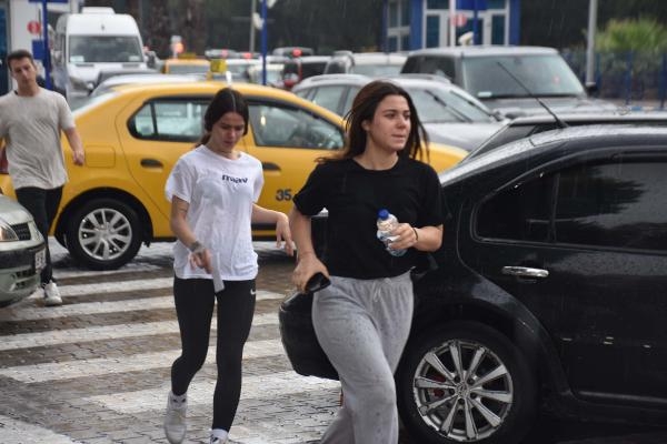 Yağıştan yollar tıkandı, koşarak sınava yetiştiler