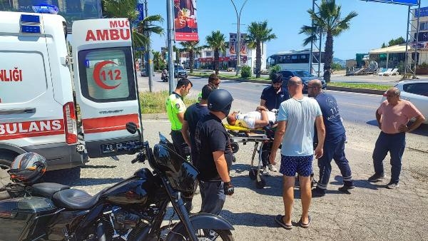 Yaralı motosikletliye plaj havlusuyla gölge