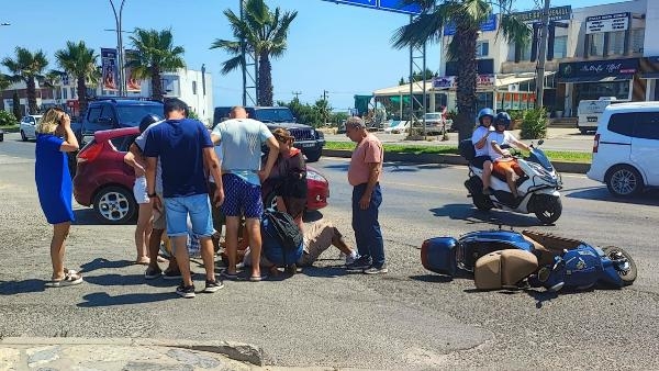 Yaralı motosikletliye plaj havlusuyla gölge
