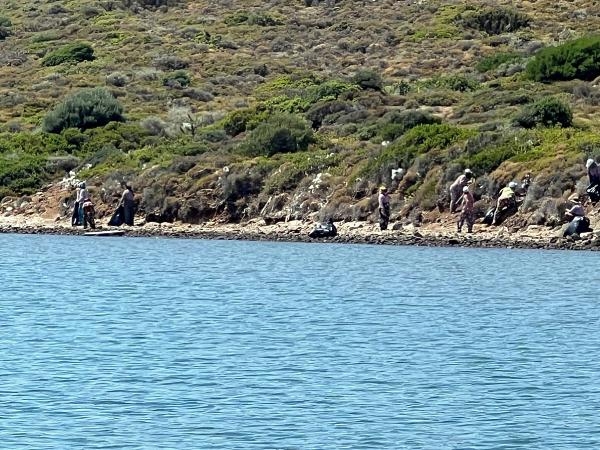 26 kadın, Ayvalık Maden Adası'nı temizledi! 150 torba atık topladı