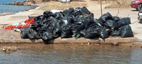 26 kadın, Ayvalık Maden Adası'nı temizledi! 150 torba atık topladı