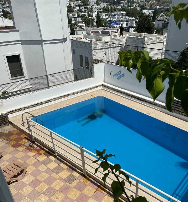 Ailesinin işlettiği otelin havuzunda ölü bulundu