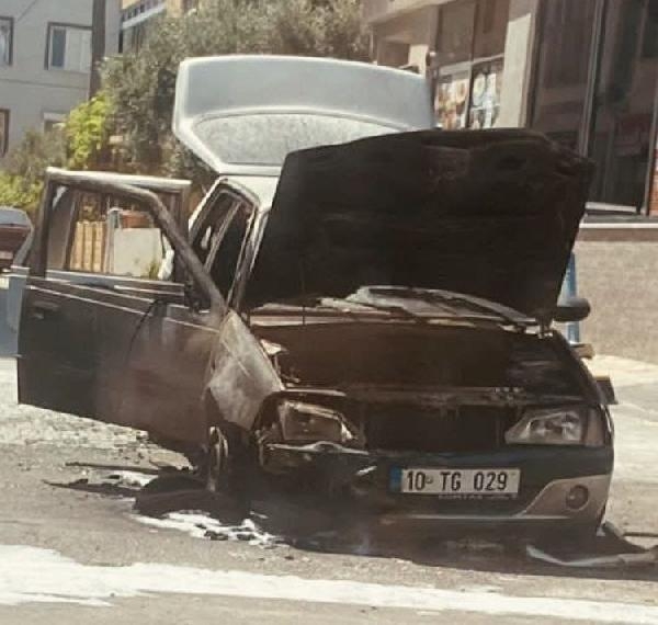 Alev alan otomobilden son anda çıktı