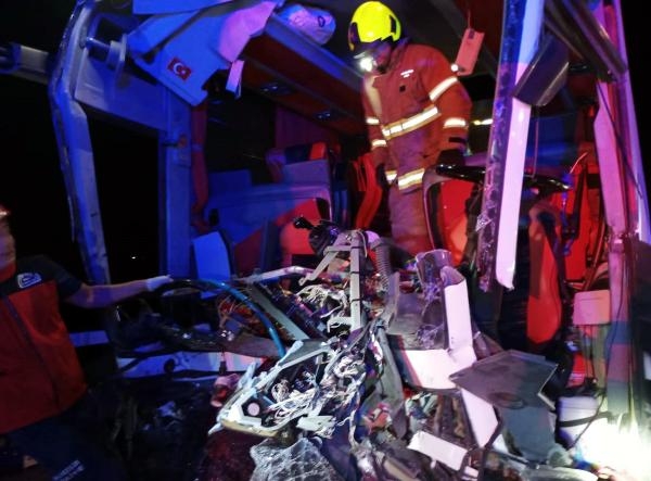 Balıkesir-İzmir yolunda can pazarı; 44 yaralı