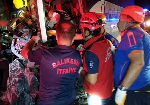 Balıkesir-İzmir yolunda can pazarı; 44 yaralı