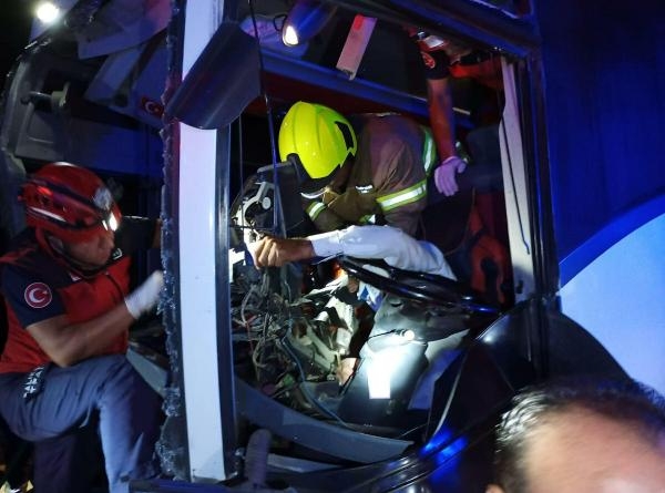 Balıkesir-İzmir yolunda can pazarı; 44 yaralı