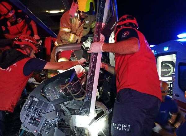 Balıkesir-İzmir yolunda can pazarı; 44 yaralı