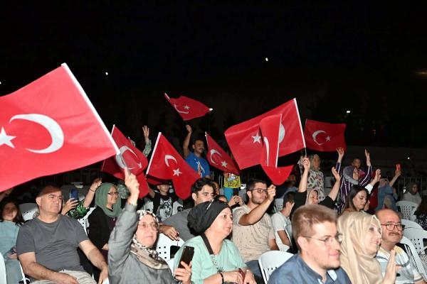 Balıkesir'de 15 Temmuz'a özel konserde İsmail Özkan sahne aldı