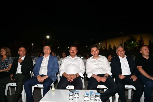 Balıkesir'de 15 Temmuz'a özel konserde İsmail Özkan sahne aldı