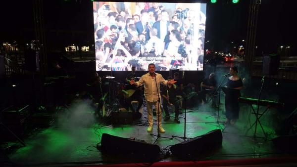 Balıkesir'de 15 Temmuz'a özel konserde İsmail Özkan sahne aldı