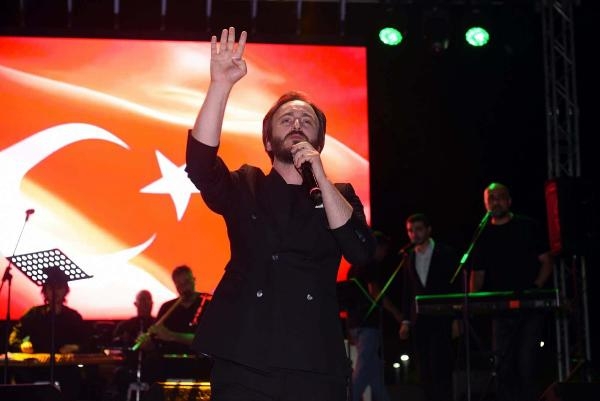 Balıkesir'de 15 Temmuz'a özel konserde İsmail Özkan sahne aldı
