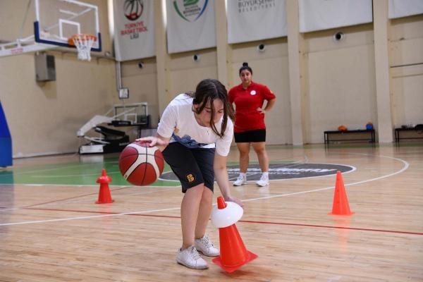 Balıkesir'de belediye gençlere 37 branşta spor eğitimi veriyor
