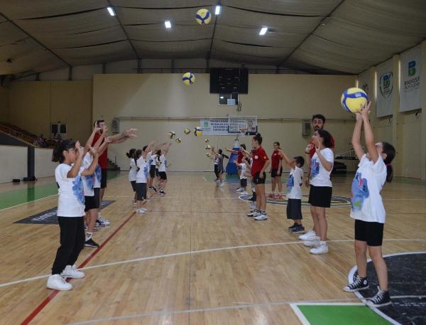 Balıkesir'de belediye gençlere 37 branşta spor eğitimi veriyor