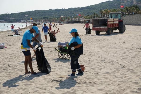 Başkan öncülük etti, Ilıca Plajı pırıl pırıl oldu